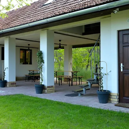 Tuecsoektanya Vendeghaz Villa *